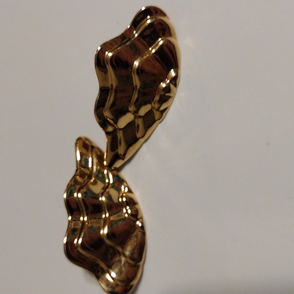 Vintage Avon 1970, Rare Find, gold tone butterfly wings pierced earrings. - Picture 2 of 6